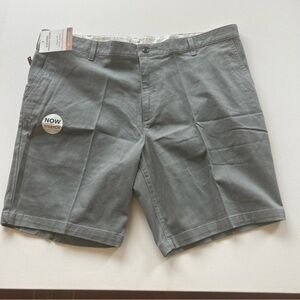 NWT LEVI STRAUSS DOCKERS MEN‎ SIZE 42 (42x9.5) GRAY SHORTS-STRETCH MID RISE (A4)
